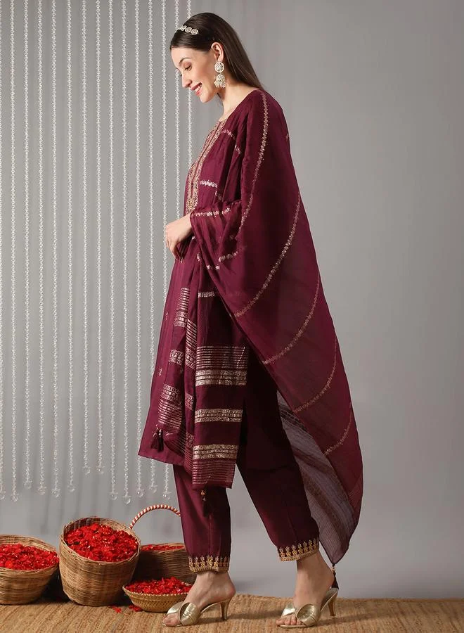 جلو باص مجموعة من كورتا بنفسجية مطرزة بقصة مستقيمة مع بنطال ووشاح